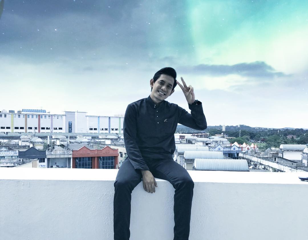 ERAdotje's tweet photo. Tak gayat ke tu @khaibahar94_ duduk atas bangunan ni? 😅 #InstaSeleb https://t.co/fWAv0Xrihz