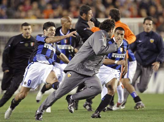 Milanistiblog's tweet photo. L'#InterWall ha dimostrato che i nerazzurri sono dei veri signori di stile. È vero e dobbiamo accettarlo. https://t.co/TArdhfkURO