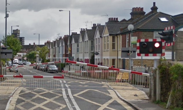 [NEWS] Cllr <a href="/AlexanderEhmann/">Alexander Ehmann</a>,  the Cabinet Member Designate for #Transport, Streetscene and #AirQuality, will visit the junction between White Hart Lane and Railway Side from 4.30pm TOMORROW. Come and share your views about plans for a new footbridge ow.ly/pVgz30k1Ojs