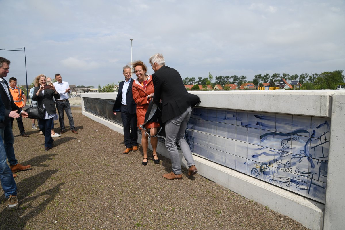 Het kunstwerk dat de Centrale aansluiting siert is vanmiddag onthuld! Wethouder Harry Boon, gedeputeerde Sietske Poepjes en districtshoofd van Rijkswaterstaat Wout-Jan Adema zorgden ervoor dat het kunstwerk zichtbaar werd voor publiek. Lees hier verder:tinyurl.com/yajvo2xd