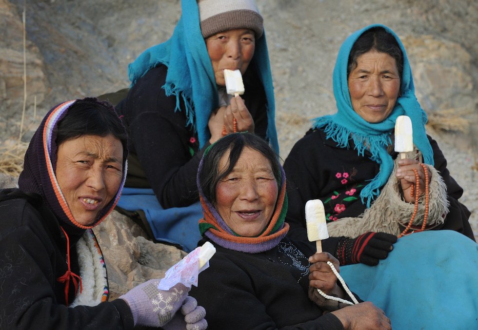 Poche cose ci rendono uguali in tutto il mondo come le facce che facciamo con in mano un gelato ilpost.it/2017/07/05/gel…