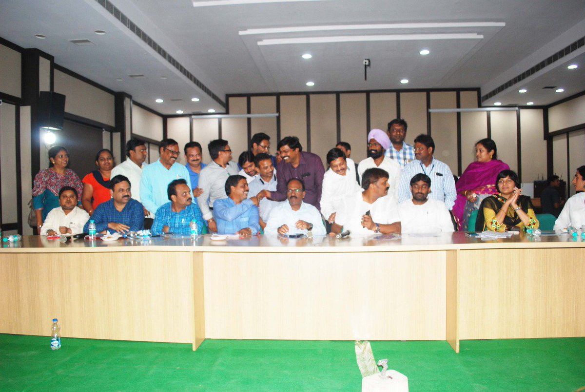 AMOHC14's tweet photo. Swachh Survekshan 2018 Ranks declared:  GHMC won the Best Capital City in Solid waste Management category👏👏👏👌
💐Team GHMC💐 https://t.co/4xW1f5sbst