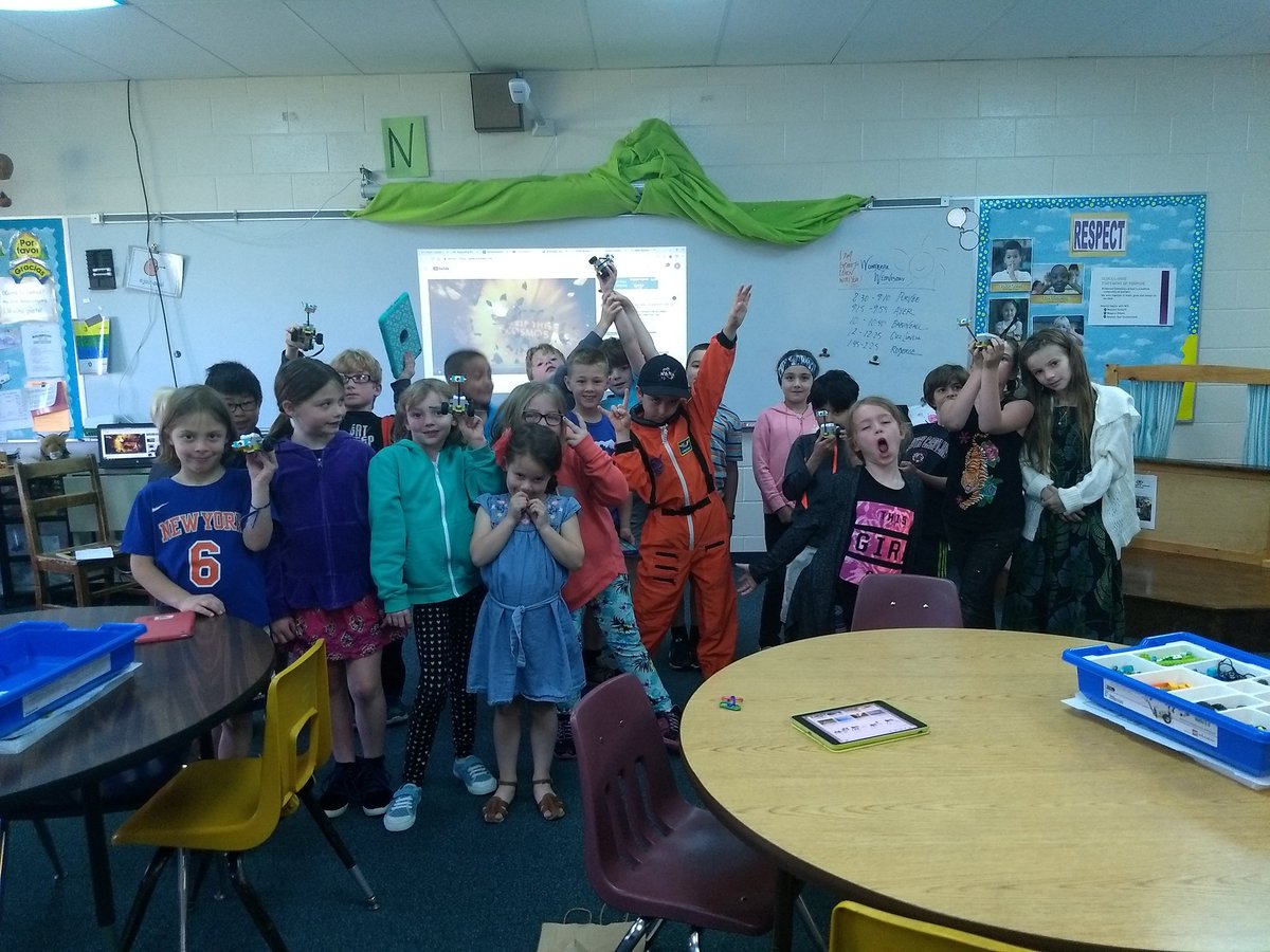 darcierankin's tweet photo. More lego robotics today with @MarisseBabineau class in grade 2 enrichment @resvt https://t.co/ttUrnuxewB