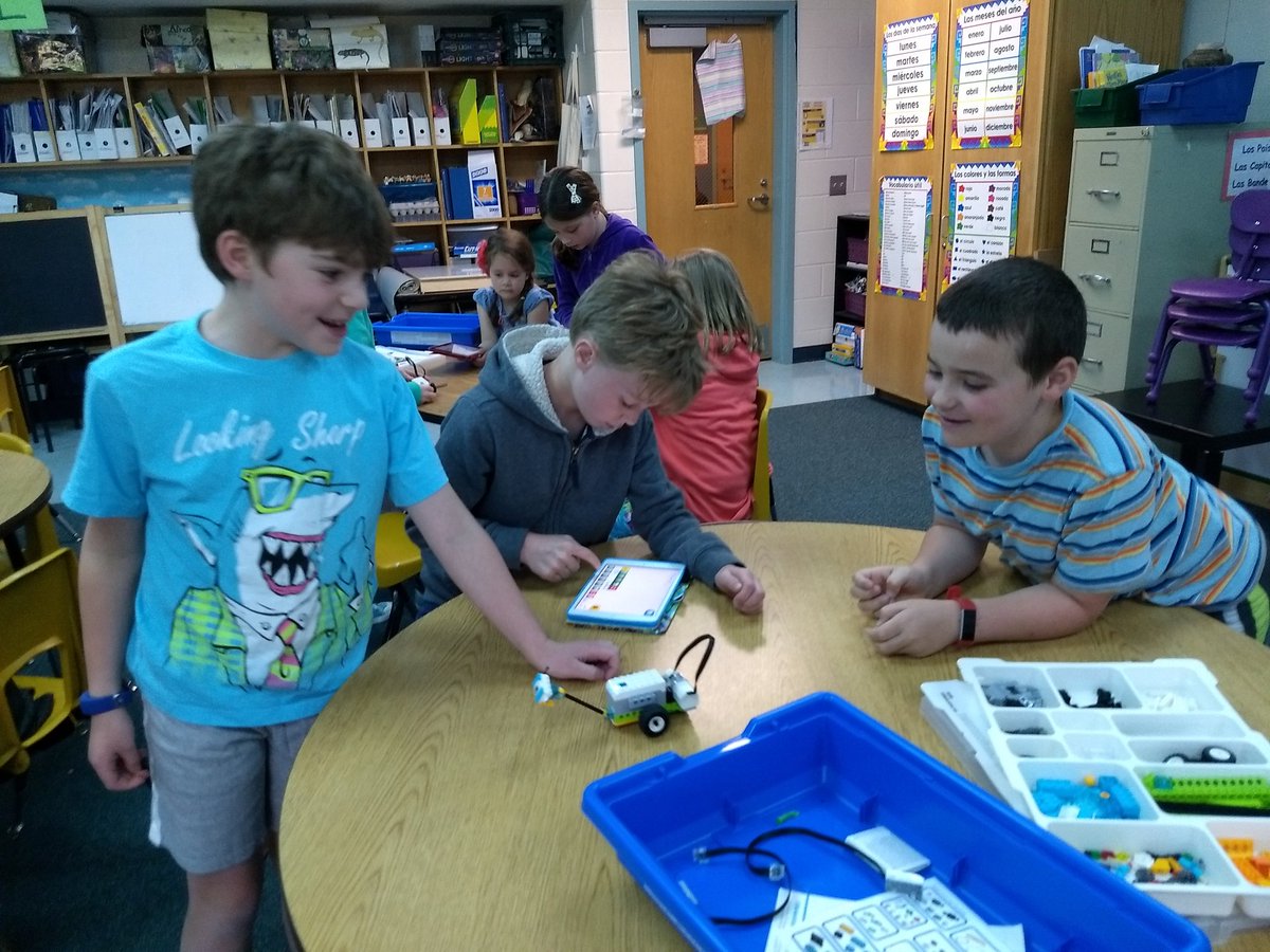 darcierankin's tweet photo. More lego robotics today with @MarisseBabineau class in grade 2 enrichment @resvt https://t.co/ttUrnuxewB