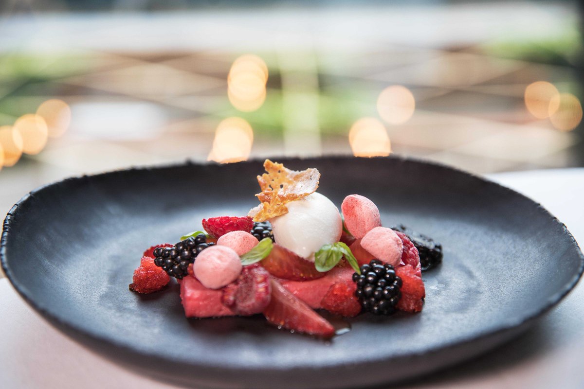 interprofitcom's tweet photo. Los sabores y los aromas de primavera llegan a #BESO. El restaurante gastronómico del #hotelsofia ha presentado su nueva carta de temporada. El espacio sugiere una experiencia culinaria cuyo hilo conductor para menú y maridaje son los aromas #MeetSOFIA #IamSOFIA #SOFIABeSo https://t.co/0PbOTpqQ7H