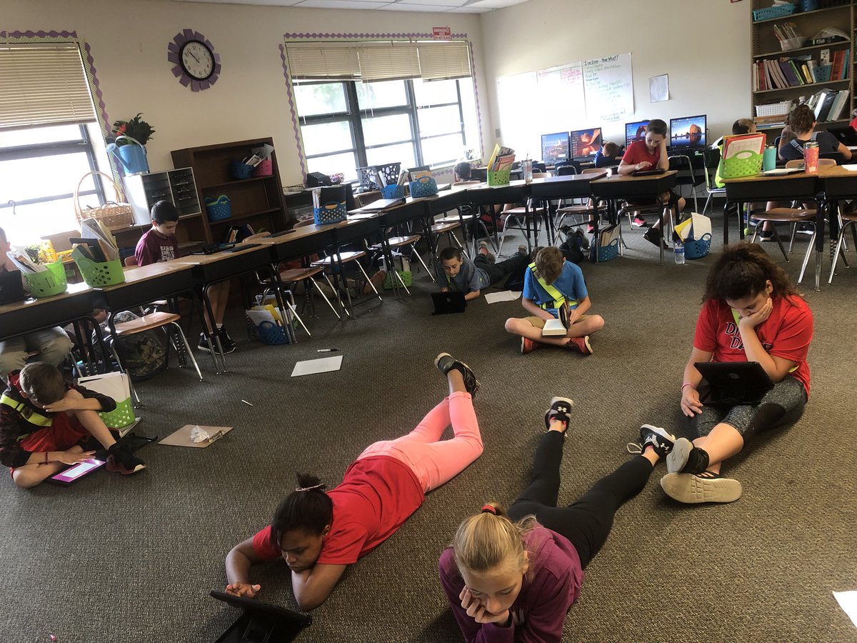 JanieBennettj4's tweet photo. Red Reading Day! #createaloveofreading #educatinghornets #FloBen https://t.co/KHYVWGP7iV