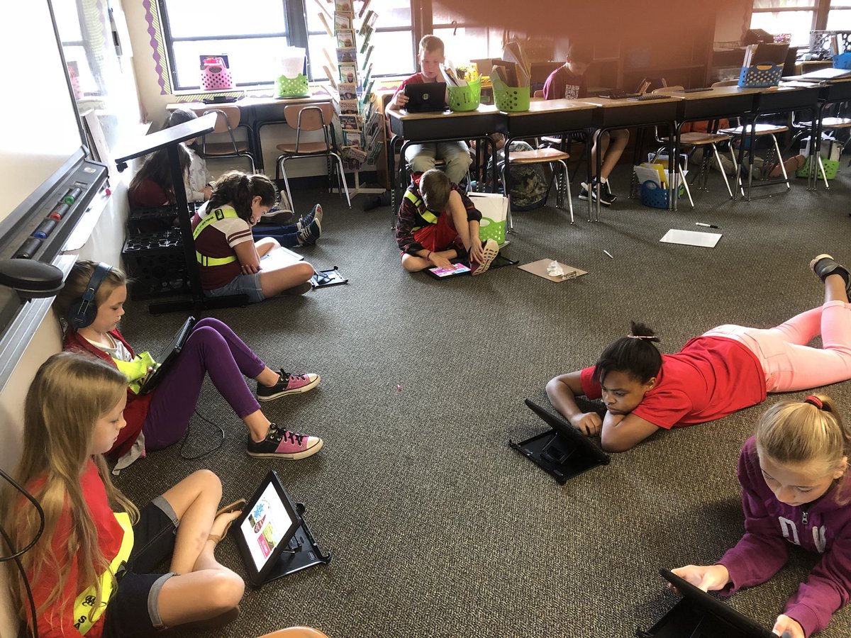 JanieBennettj4's tweet photo. Red Reading Day! #createaloveofreading #educatinghornets #FloBen https://t.co/KHYVWGP7iV