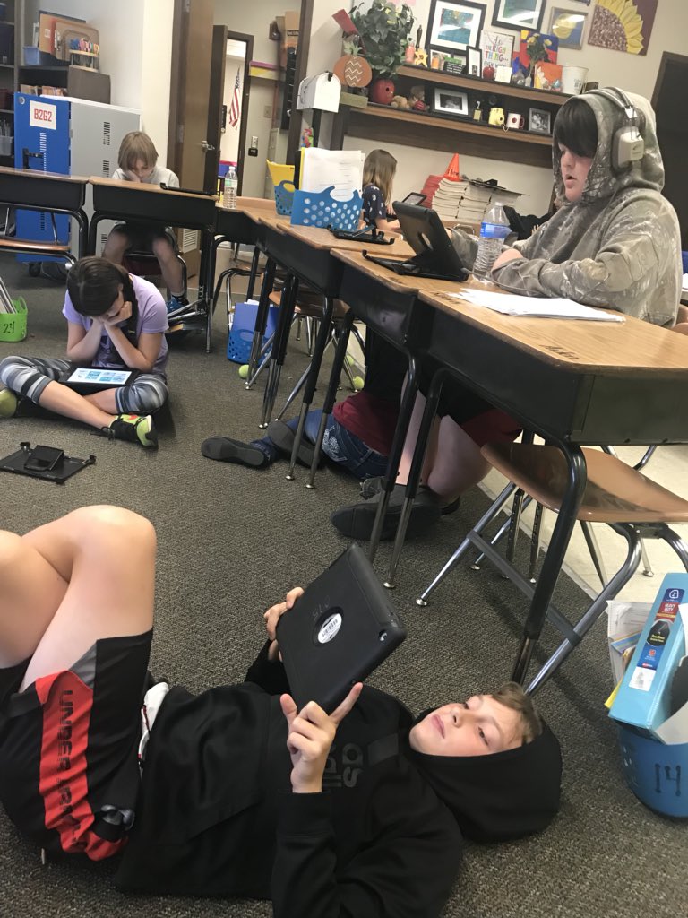 ShanaF23's tweet photo. It’s R day in our graduation countdown. Wear RED and READ! 📚 #educatinghornets #floben #loveourfifthsters @JanieBennettj4 https://t.co/xrV4ZI9y0w