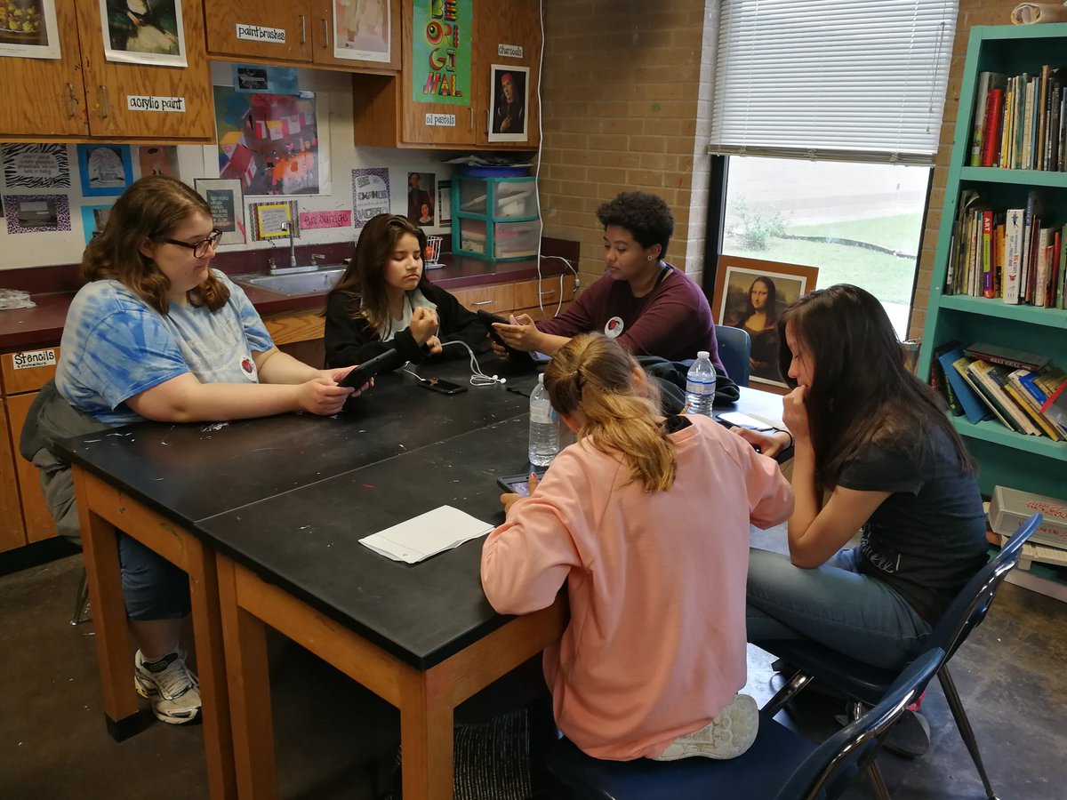 ghs_bradley's tweet photo. Practicum Graphic Ss are teaching digital art to GMS Ss. @Gmspirateart #AdobeApps https://t.co/CACZNDYh7B