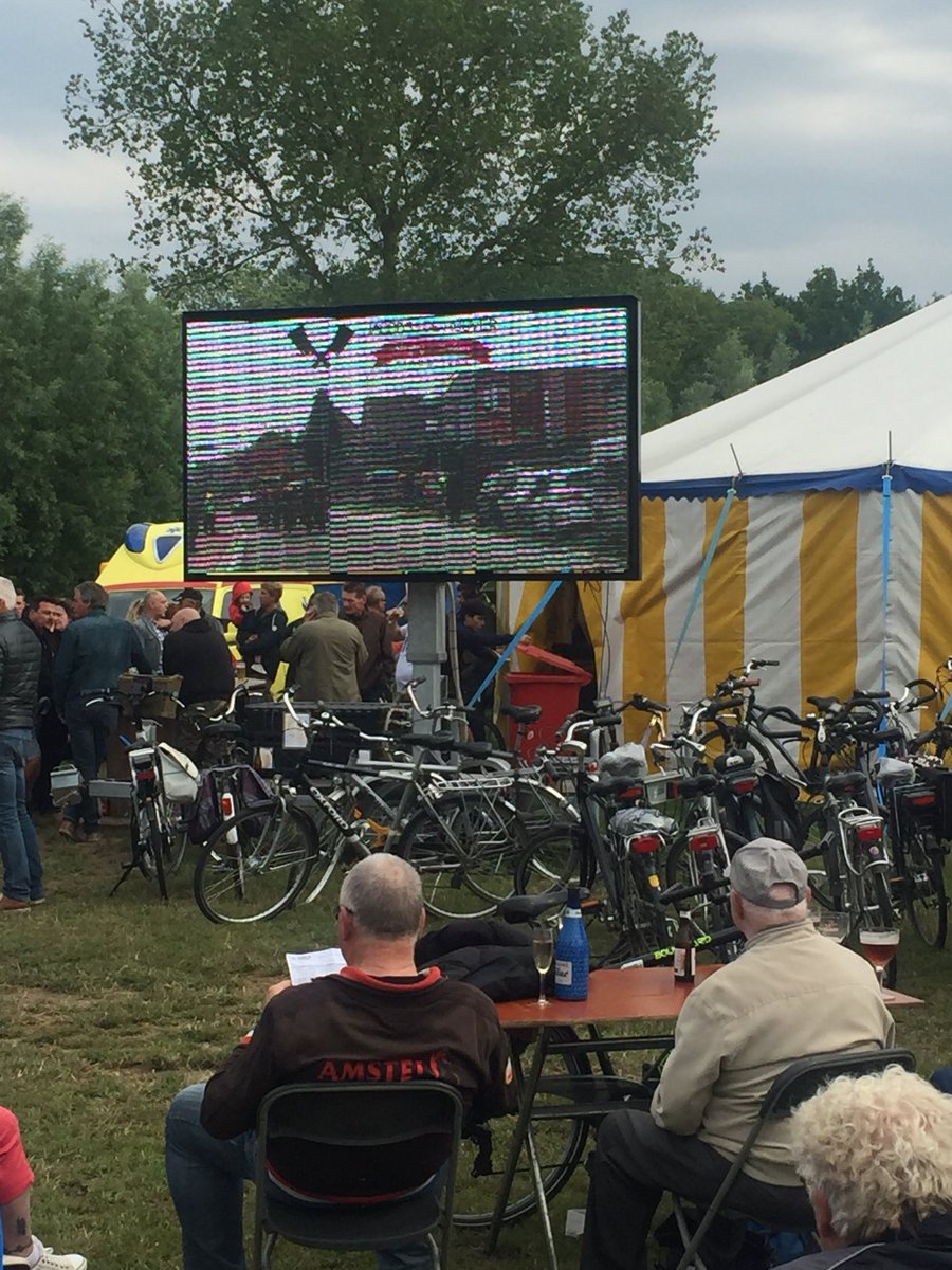 KristofMeul's tweet photo. Chapeau voor organisatie profkoers #Puivelde ... livebeelden vanop de moto aan de streep op groot scherm. Mee met de tijd! https://t.co/zZvCGnWLOi