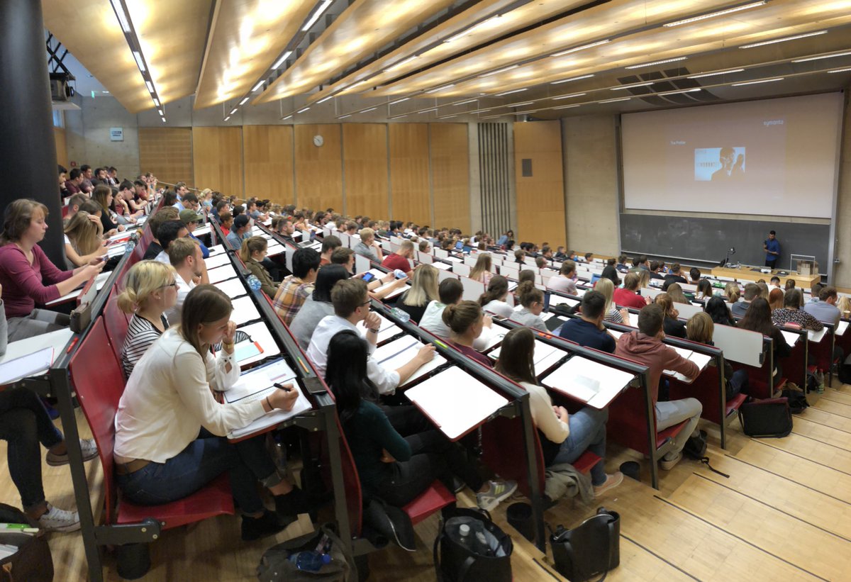 LukMaier's tweet photo. „Show me how you write and I‘ll tell you who you are.“ - Great lesson on #ArtificialInteligence from @symKAZ founder and CEO of @SymantoAI @UniFAU #innoBOMA #industryFAU https://t.co/aH2UQ1ctDn