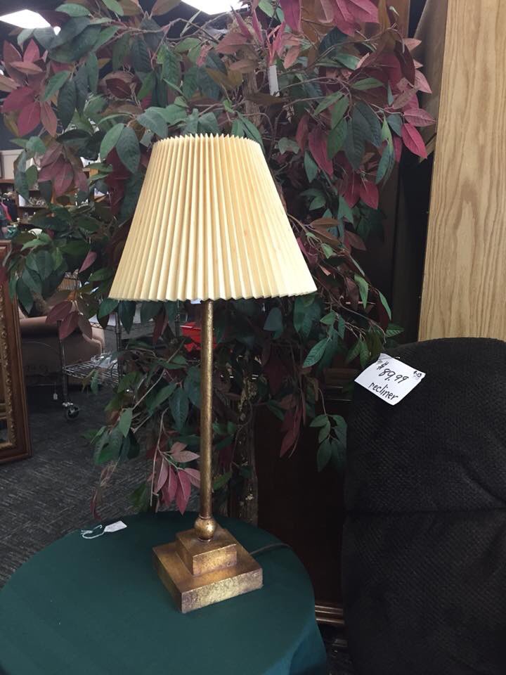 azresale's tweet image. 🔌 Daily Special, Wednesday, May 16th: 25% OFF Lamps &amp;amp; Chandeliers 💡 #HomeDecor #Lighting #Thrifting