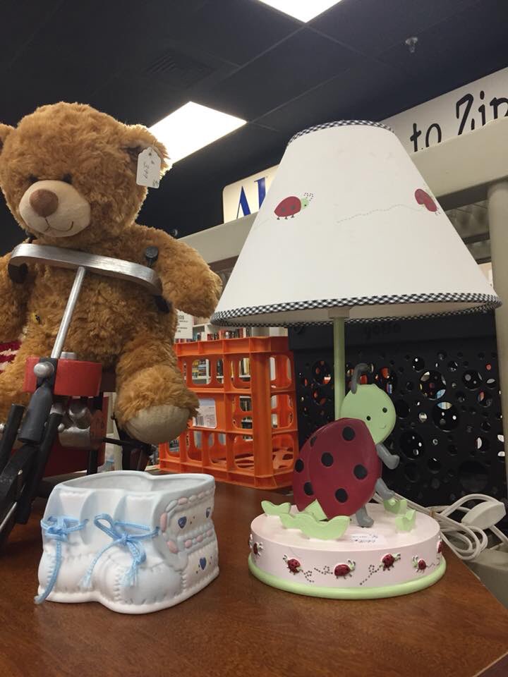 azresale's tweet image. 🔌 Daily Special, Wednesday, May 16th: 25% OFF Lamps &amp;amp; Chandeliers 💡 #HomeDecor #Lighting #Thrifting