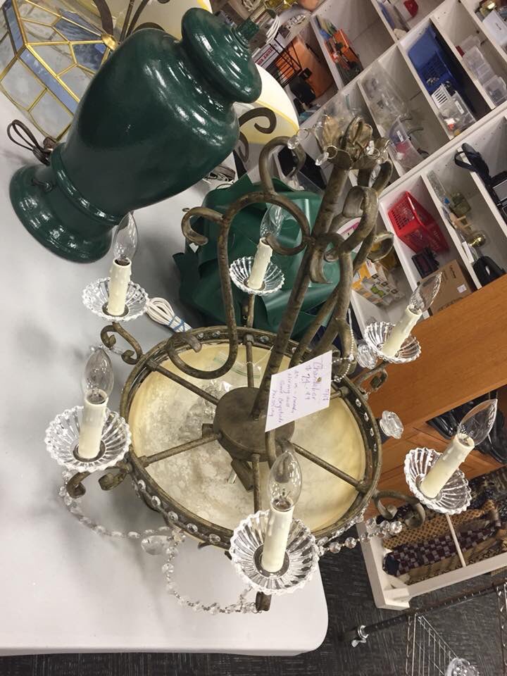 azresale's tweet image. 🔌 Daily Special, Wednesday, May 16th: 25% OFF Lamps &amp;amp; Chandeliers 💡 #HomeDecor #Lighting #Thrifting