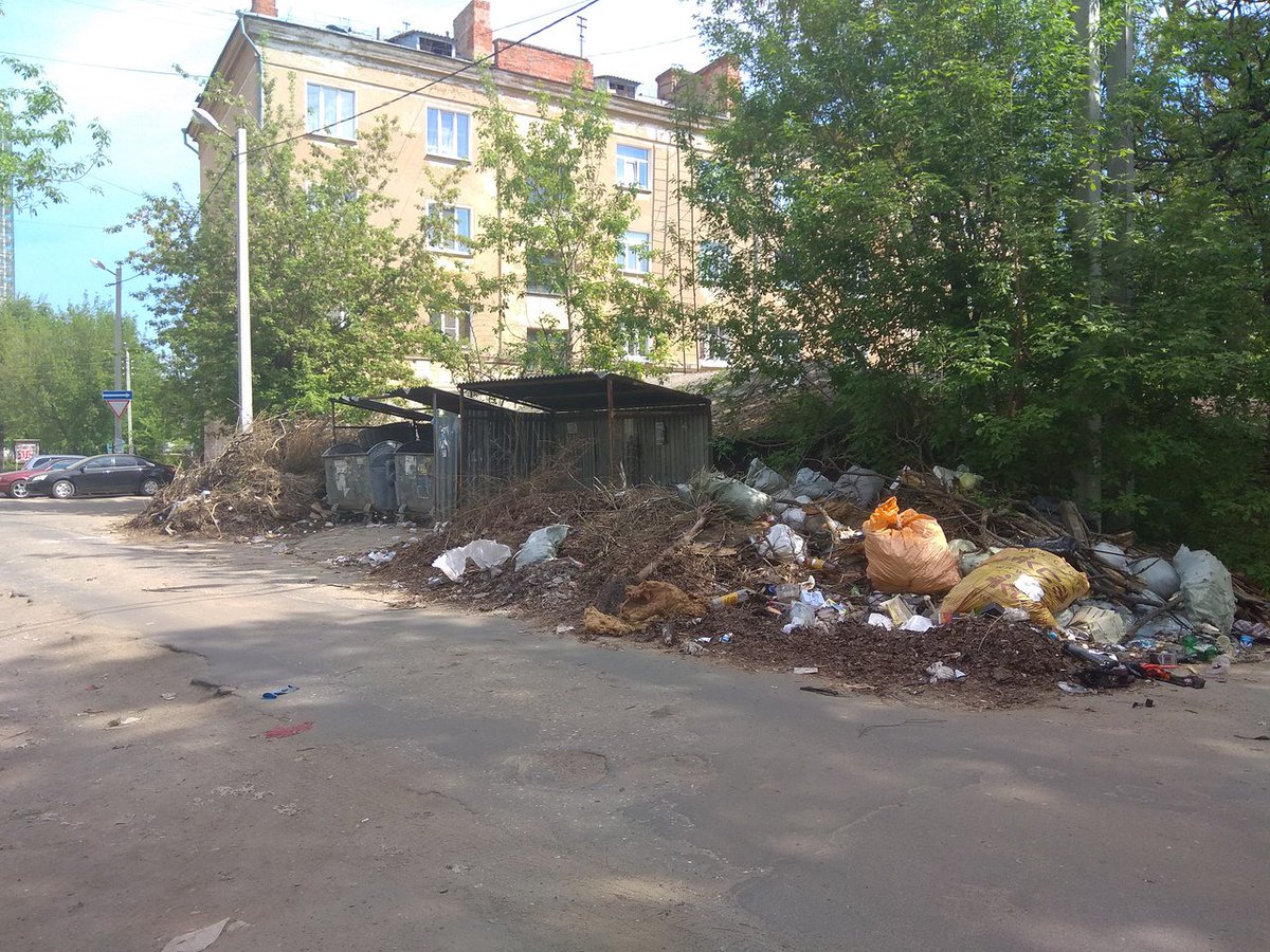 tululaev's tweet photo. Иногда последствия общегородского субботника бывают и такими. Знатная куча мусора уже не первую неделю доминирует на пейзаже возле дома 68 по Пограничному переулку.
#иваново @Narod_Inspektor @VSharypov https://t.co/1OBGe74VFX
