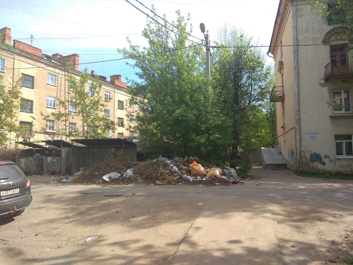 tululaev's tweet photo. Иногда последствия общегородского субботника бывают и такими. Знатная куча мусора уже не первую неделю доминирует на пейзаже возле дома 68 по Пограничному переулку.
#иваново @Narod_Inspektor @VSharypov https://t.co/1OBGe74VFX