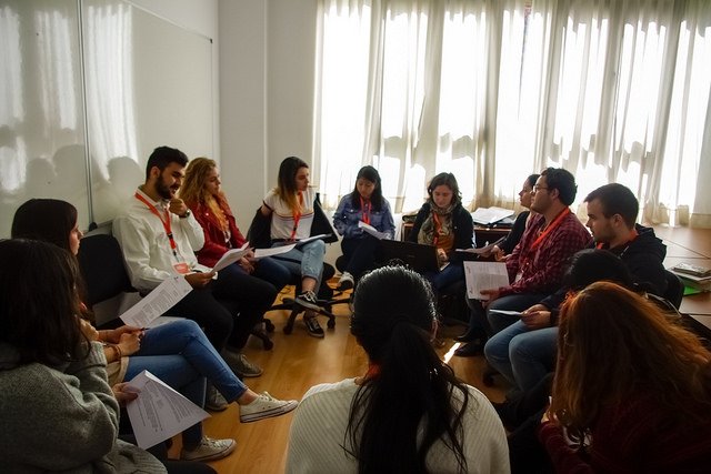 DelejuMadrid's tweet photo. ¡Jóvenes!😀 Más fotos del #ParlamentoDiocesano de la juventud encontréis en este enlace:https://t.co/hrih8FDVTg ¡Compártelo! #ComienzaContigo🙃 https://t.co/ucJP9zznK6