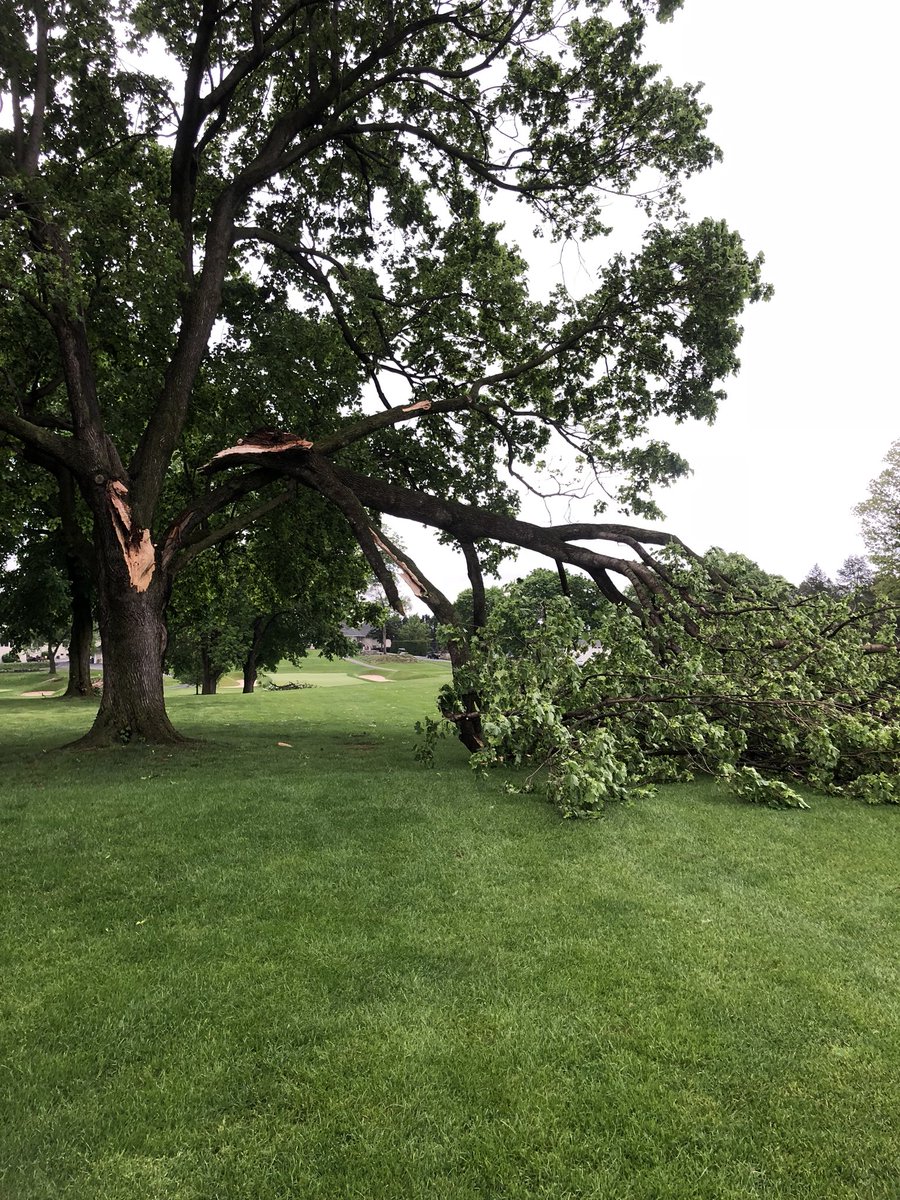 AndrewDooleyGCS's tweet photo. #minitornado #80mphwinds #debris #golfcourselife https://t.co/9RH1KWyRAL