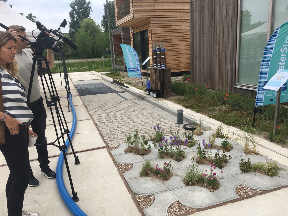 Cool! <a href="/pannekoek/">Ger Pannekoek</a> van @EWBCirculairRain geïnterviewd door <a href="/NOS/">NOS</a> over de schelpenbuffer en -zuivering die o.a. toegepast wordt bij onze nieuwe #wave-tegel tijdens de opening van de #WaterStraat. De buffer + tegels helpen schade door hevige regen én droogte te voorkomen!