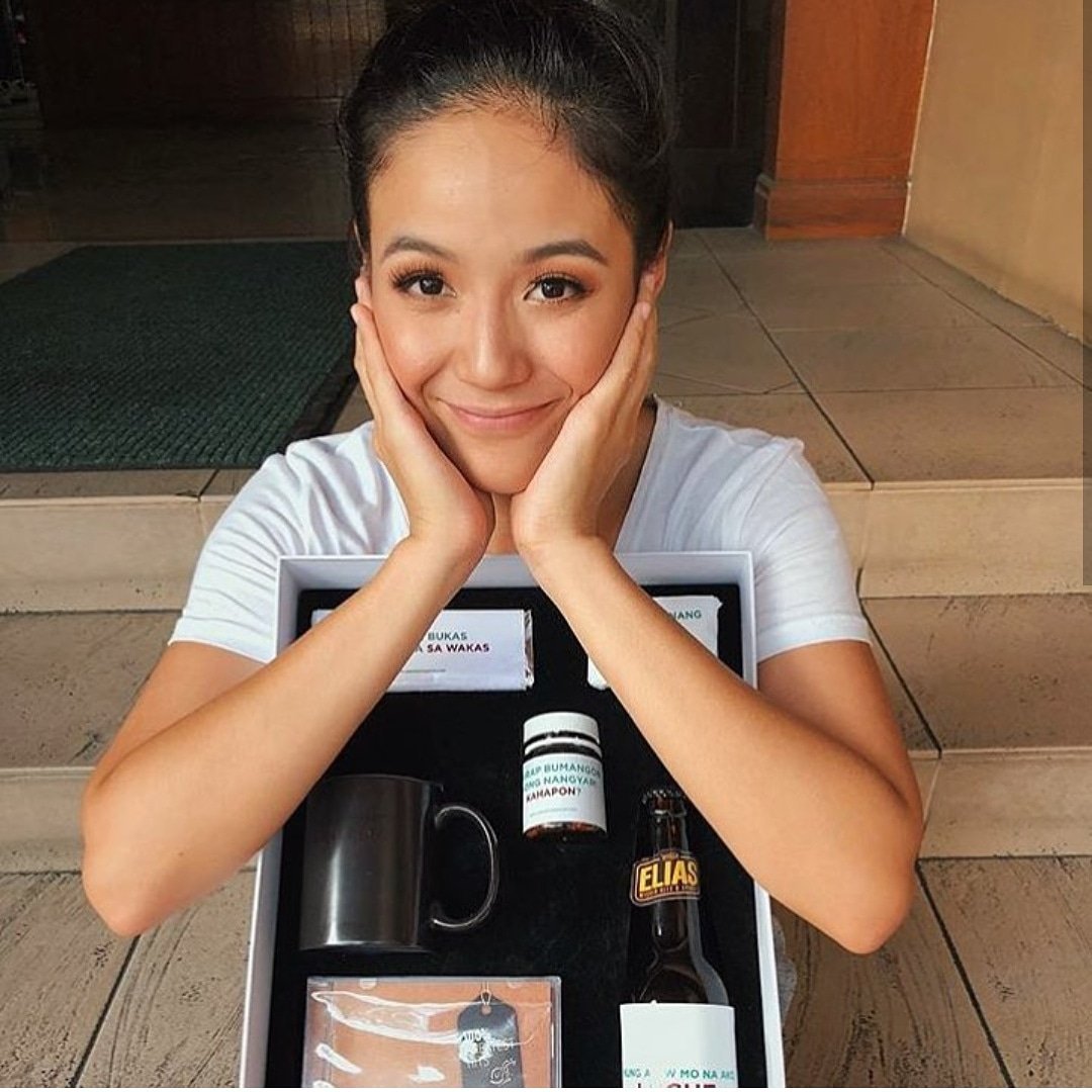 sawakasmusical's tweet photo. Ready na si @ritzazul para manuod ng #SaWakas2018 with her #SaWaKit! π€© Eh kayo, kailan kayo manunuod? π€
15 shows na lang kaya book na sa https://t.co/ijFYss2XnD, sa TicketWorld, and our showbuyers! ποΈ https://t.co/CH1xCdlCir