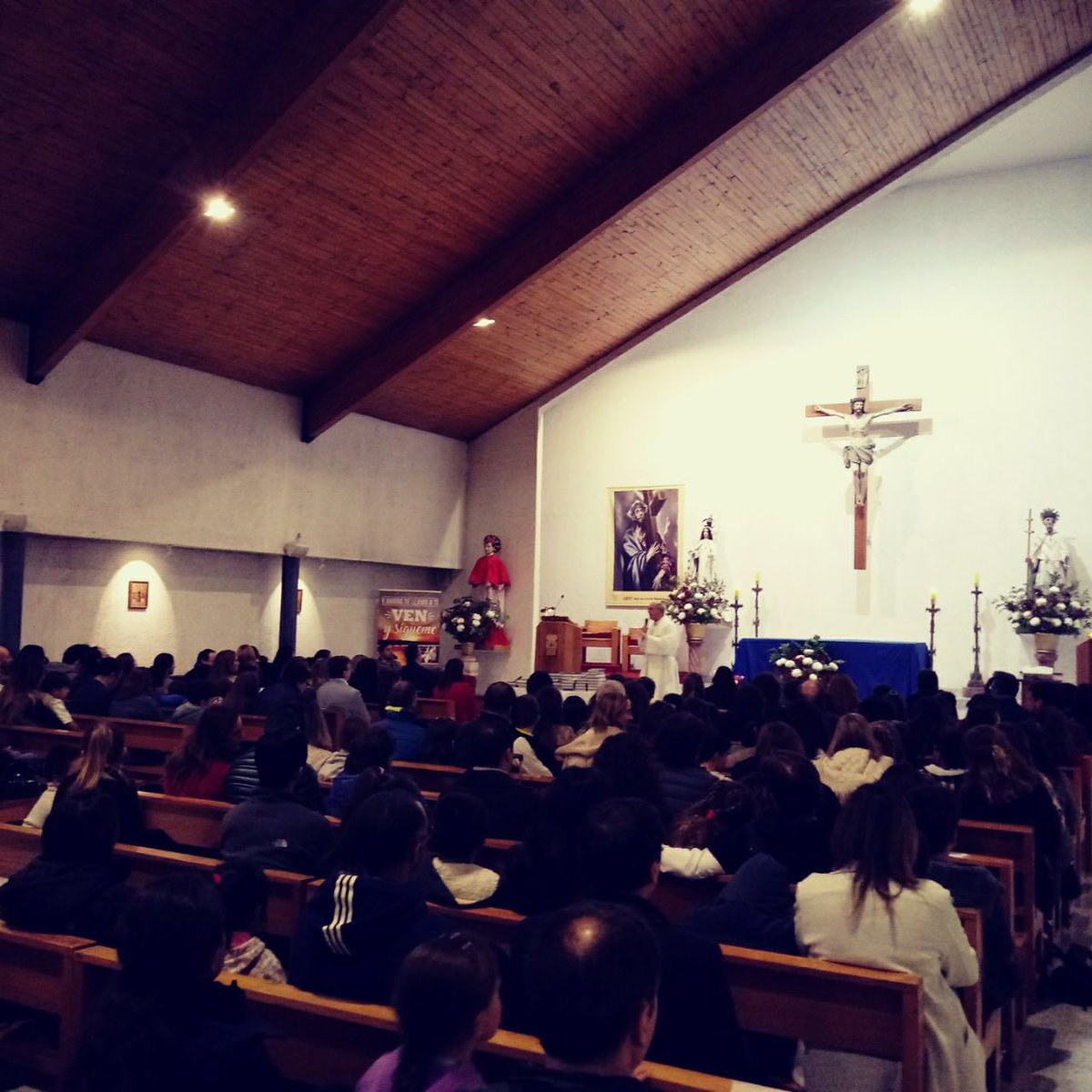 cspnvitacura's tweet photo. Emotivo momento vivieron los 4 básicos, junto a sus familias, en la ceremonia en la que recibieron la Biblia de manos de nuestro Rector, como símbolo de su preparación para la Primera Comunión. #EstiempodeMerced #132añoseducandoparalalibertad https://t.co/nNWYu7BDLa