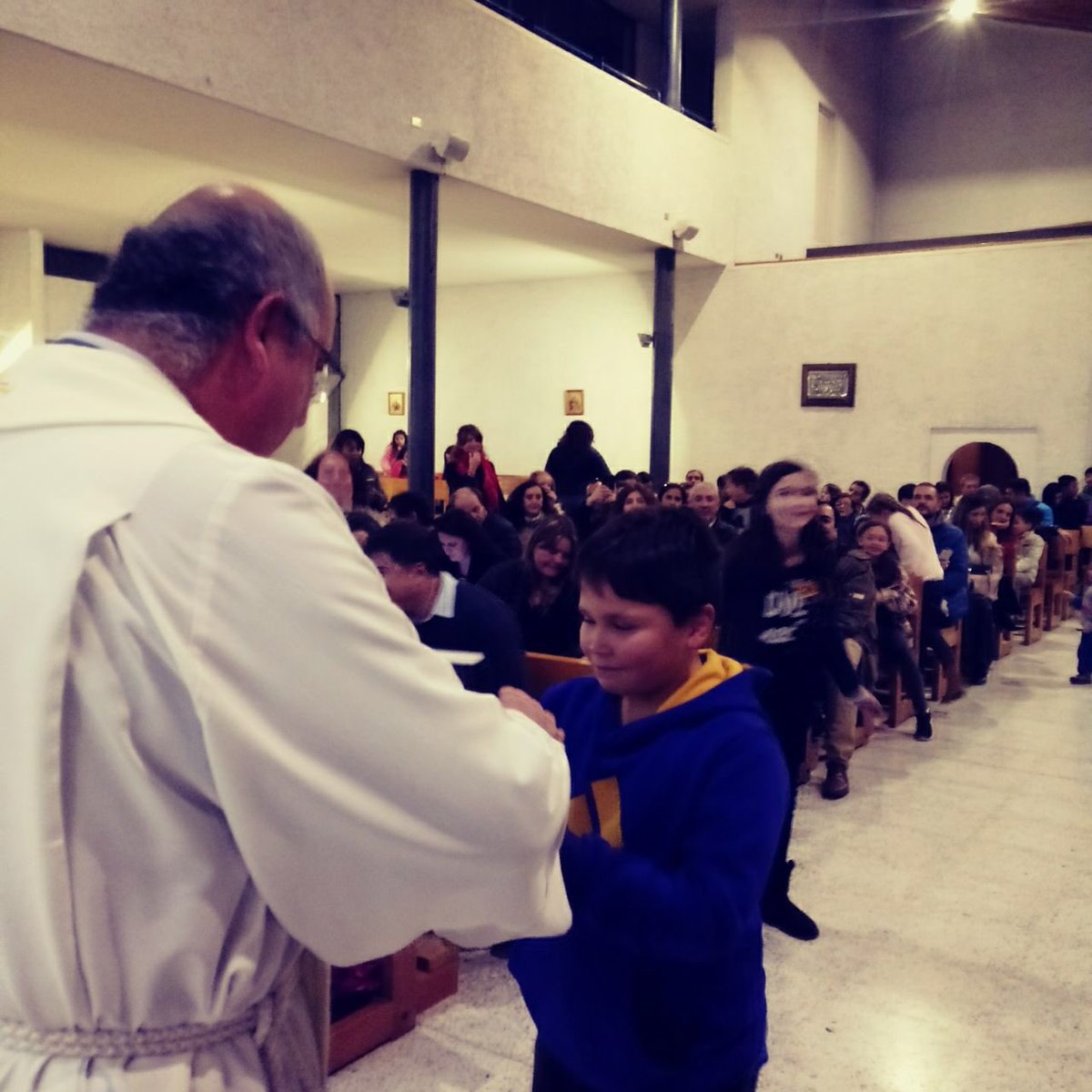 cspnvitacura's tweet photo. Emotivo momento vivieron los 4 básicos, junto a sus familias, en la ceremonia en la que recibieron la Biblia de manos de nuestro Rector, como símbolo de su preparación para la Primera Comunión. #EstiempodeMerced #132añoseducandoparalalibertad https://t.co/nNWYu7BDLa