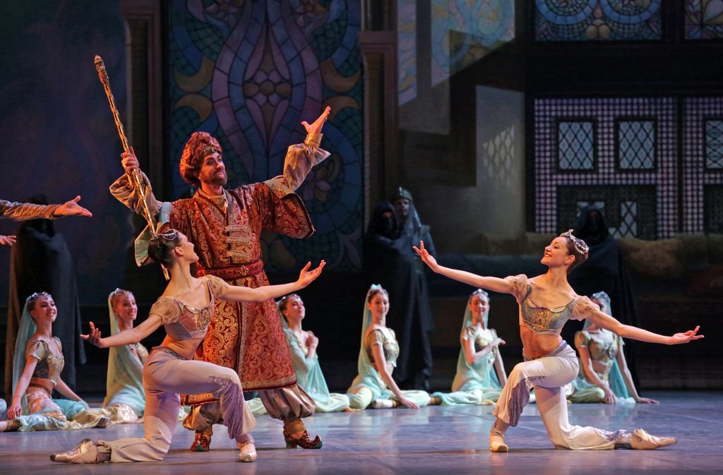 teatroallascala's tweet image. Loves, storms and pirates will crowd the stage with delicate variations and amazing virtuosity for #LeCorsaire at 2.30pm (Invitation to La Scala) and at 8pm. The evening performance will be live broadcast at the cinema for the #AllOpera Circuit buff.ly/2wI0epg