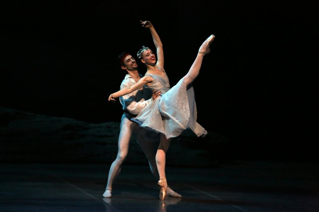 teatroallascala's tweet image. Loves, storms and pirates will crowd the stage with delicate variations and amazing virtuosity for #LeCorsaire at 2.30pm (Invitation to La Scala) and at 8pm. The evening performance will be live broadcast at the cinema for the #AllOpera Circuit buff.ly/2wI0epg