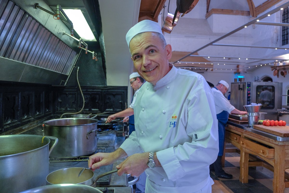 UKinFrance's tweet photo. #RoyalWedding2018 j-3: Les chefs des cuisines du château Windsor se préparent pour le mariage du prince Harry et de Mme Meghan Markle. «Le couple a été très impliqué dans les moindres détails», explique le chef cuisinier Mark Flanagan. https://t.co/QwQUDpYfOt