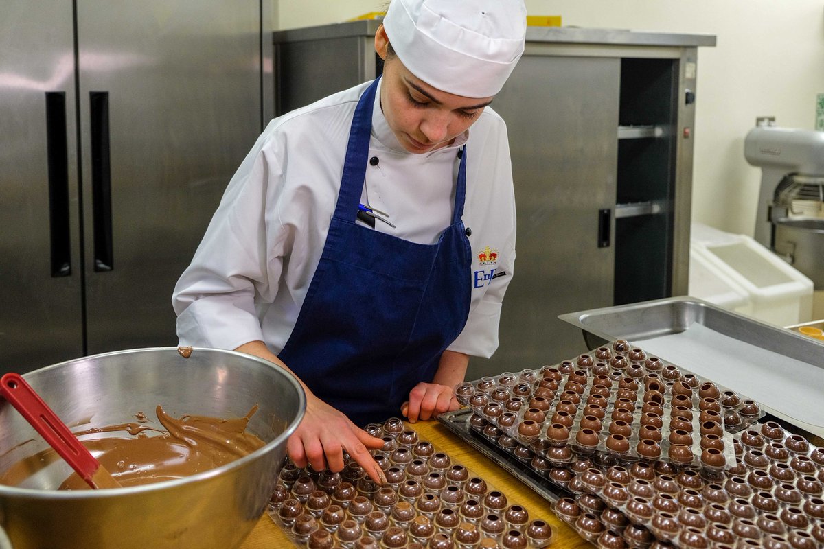 UKinFrance's tweet photo. #RoyalWedding2018 j-3: Les chefs des cuisines du château Windsor se préparent pour le mariage du prince Harry et de Mme Meghan Markle. «Le couple a été très impliqué dans les moindres détails», explique le chef cuisinier Mark Flanagan. https://t.co/QwQUDpYfOt