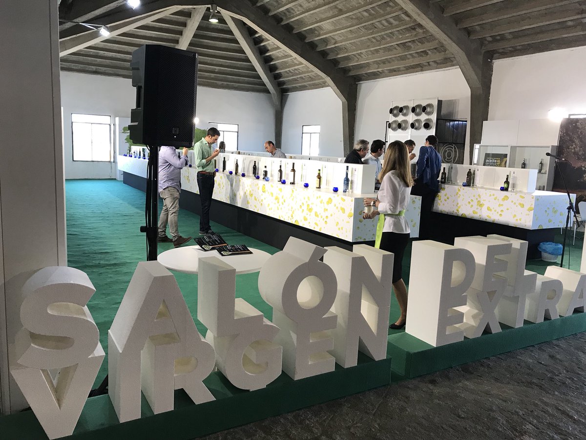 evooleum's tweet photo. Desde primera hora de la mañana organizamos catas del TOP100 de EVOOLEUM en el Salon del Virgen Extra de la Feria del Olivo de Montoro. ¡Ven a visitarnos! https://t.co/APsdG2udmN