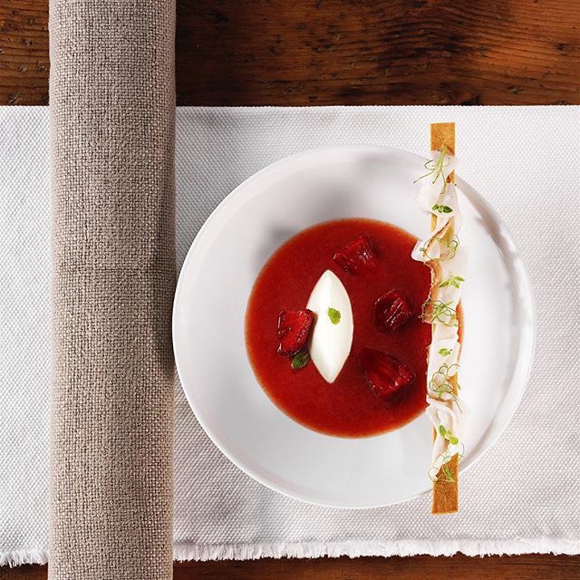 Detox lunch 😎
Strawberries, red bell pepper , tomato and goat ricott cheese 
It’s lunchtime🍴 
Strawberries and goat cheese salad ❤️
#lunch #strawberries #extracts #ricotta #daunoainfinito #larivoluzionedelgusto #stefaniacorrado #cuocaconlavaligia #re… ift.tt/2jZykf5