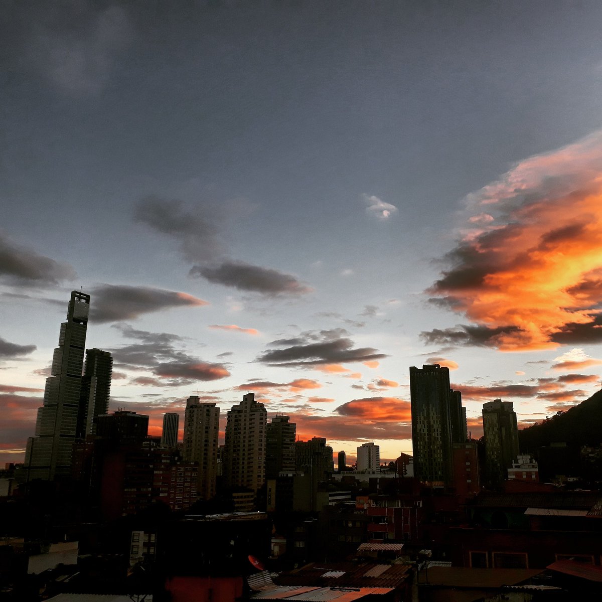 Amanece tan bonito  que no  parece que hubiera tanto hijueputa suelto por ahí...