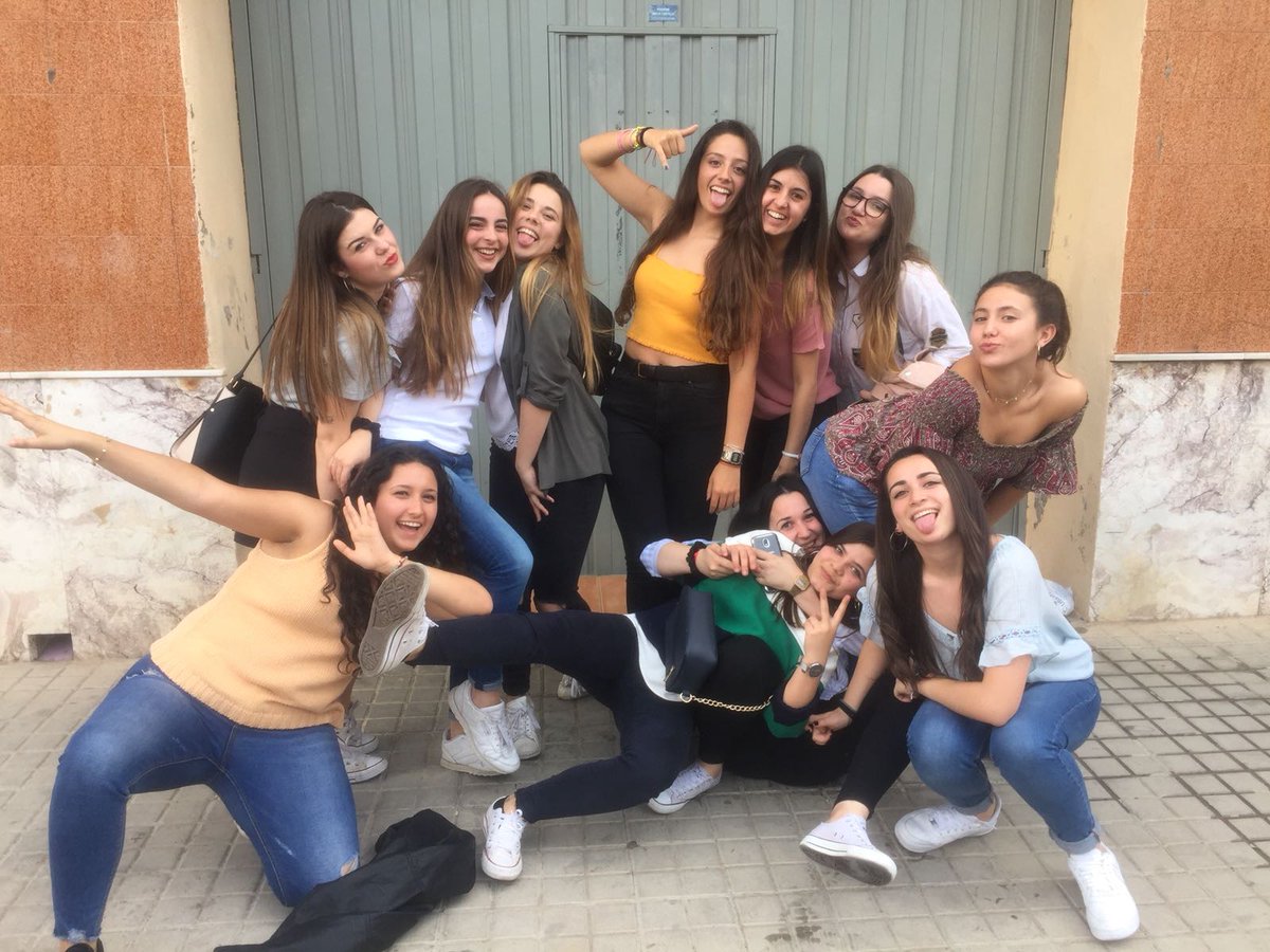 amparorero's tweet photo. SUERTE MIS PEQUEÑAS, PODÉIS CON TODO Y MAS 📚🤞🏼🍍🖤 #12g #alcompleto https://t.co/gUICdewrCl
