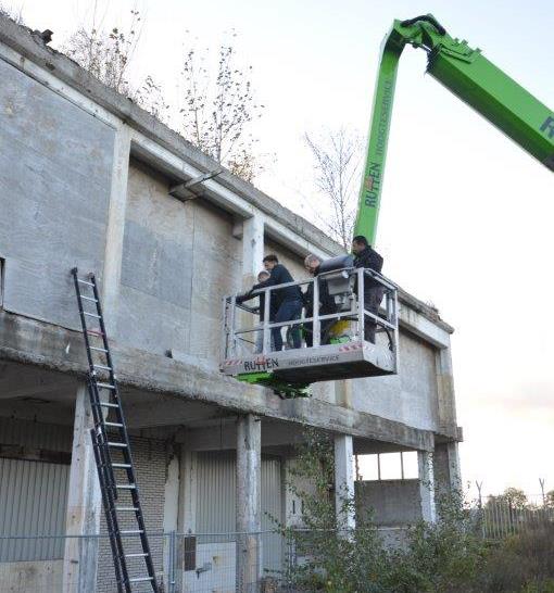 We zijn druk aan het werk! De gebouwen worden onderzocht, de hekken aangepast en de vloer versterkt: alles om straks helemaal klaar te zijn voor de eerste evenementen #historischerfgoed #groteschoonmaak #evenementen #Nijmegen