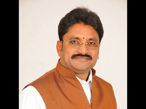 News9Tweets's tweet image. #KarnatakaKurukshetra: Congress MLA-elect from #Bangarpet- #SNNarayanaswamy denies BJP leaders meeting him. Says he is a committed worker of Congress &amp;amp; follower of #Parameshwara, and that he will never quit Congress.
