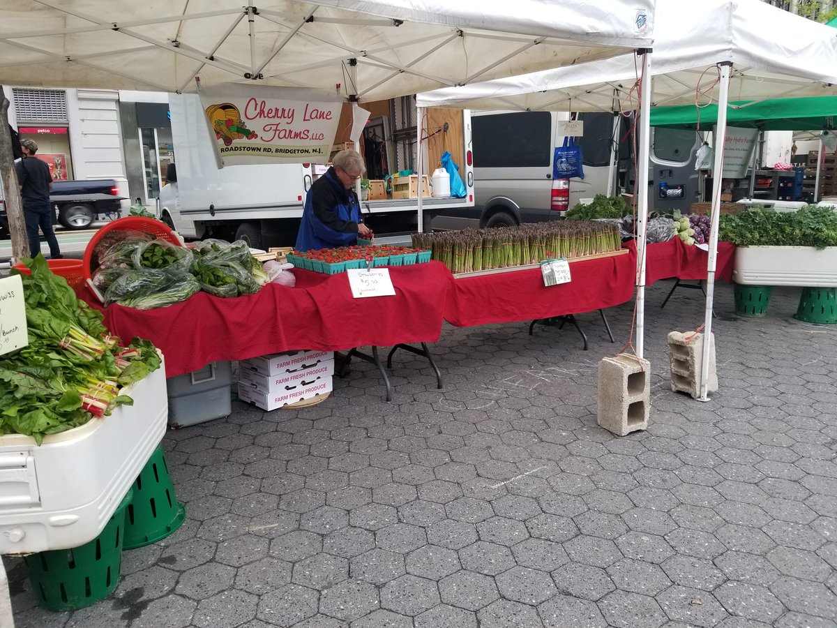 cherrylanefarms's tweet photo. Cherry lane is open for business @UnSqGreenmarket today with lots of jerseys #asparagus #kale #chard #spinach  so stop on by while it lasts:^) https://t.co/86A7QAn7Ss