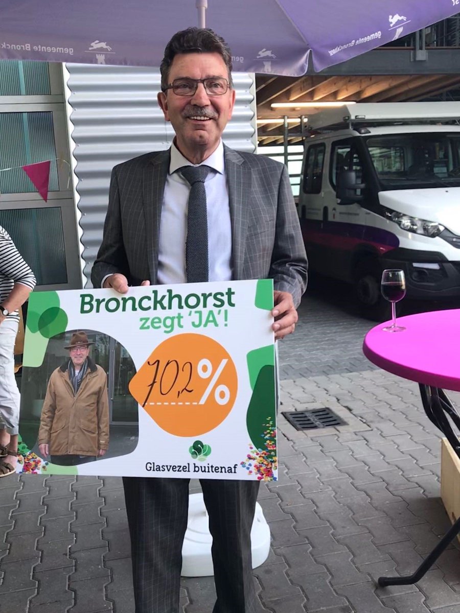 Gisteren was de drukbezochte afscheidsreceptie van <a href="/SeesingPaul/">Paul Seesing</a> als wethouder van <a href="/gem_bronckhorst/">Gemeente Bronckhorst</a>. Ook via deze weg nogmaals dank voor de fijne samenwerking! Mooi dat hij afscheid neemt met een fantastische resultaat: Ruim 70% van inwoners buitengebied zegt JA tegen Glasvezel