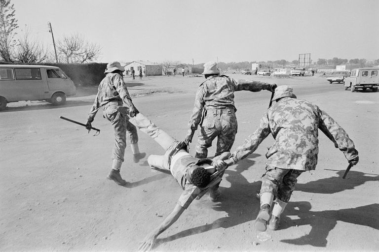 RareSApics's tweet photo. Today,1984- South African government concedes that almost two million Black people have been relocated since 1960, but maintains that only 456,860 were moved for ideological reasons. https://t.co/ctmmb2EfgB