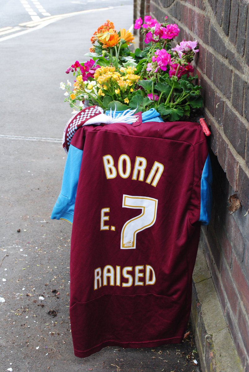 AnnuMayor's tweet photo. 18-year old @westhamutd season ticket holder Sami Sidhom was fatally stabbed on his way home from a game last month - his #WestHamUnited scarf and shirt have been stolen from outside his house - will the Club donate a signed shirt for the family @westhamtransfer @WestHamRambles? https://t.co/uAadCx8lwe