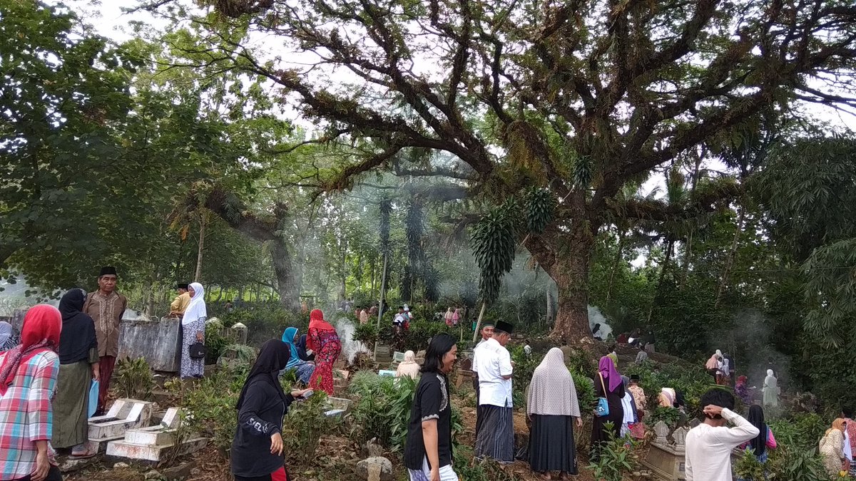 NUFatayat's tweet photo. Ziarah Kuvur jelang Romadhon.. tradisi yg terus menggeliat.. mendoakan para pendahulu yg telah dipanggil Alloh swt.. semoga Romadhon memperkokoh keimanan. Aamin yaa robbal alamiin..
@UmekaJuleha https://t.co/fyVNst3a78