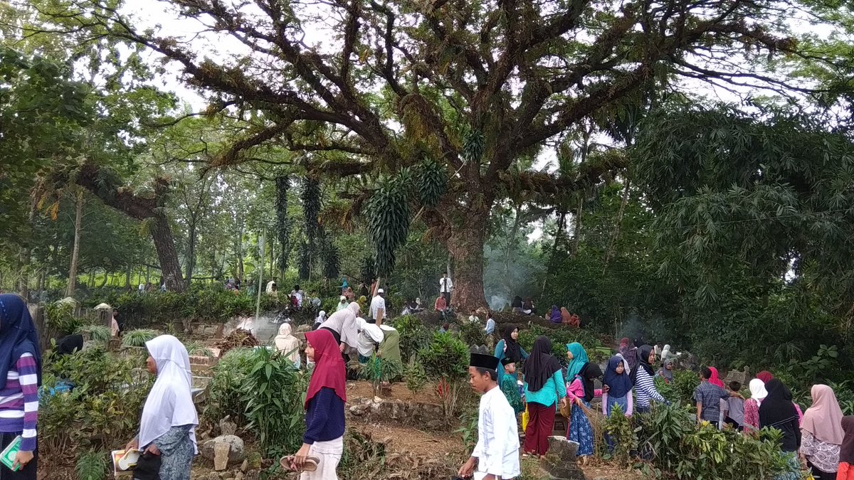 NUFatayat's tweet photo. Ziarah Kuvur jelang Romadhon.. tradisi yg terus menggeliat.. mendoakan para pendahulu yg telah dipanggil Alloh swt.. semoga Romadhon memperkokoh keimanan. Aamin yaa robbal alamiin..
@UmekaJuleha https://t.co/fyVNst3a78