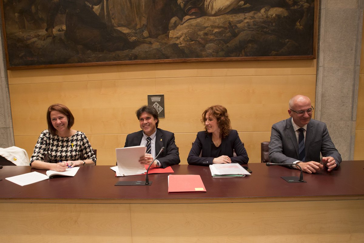 DiputacioGirona's tweet photo. ✍️El President, @PereVilaFulcara, i la diputada @mangelsplanas signen 5 convenis de col•laboració per a l'execució de projectes d'especialització i competitivitat territorial (PECT). L'acte ha tingut lloc a la @diputaciogirona i hi han assistit nombroses institucions gironines https://t.co/cRqHWADii4