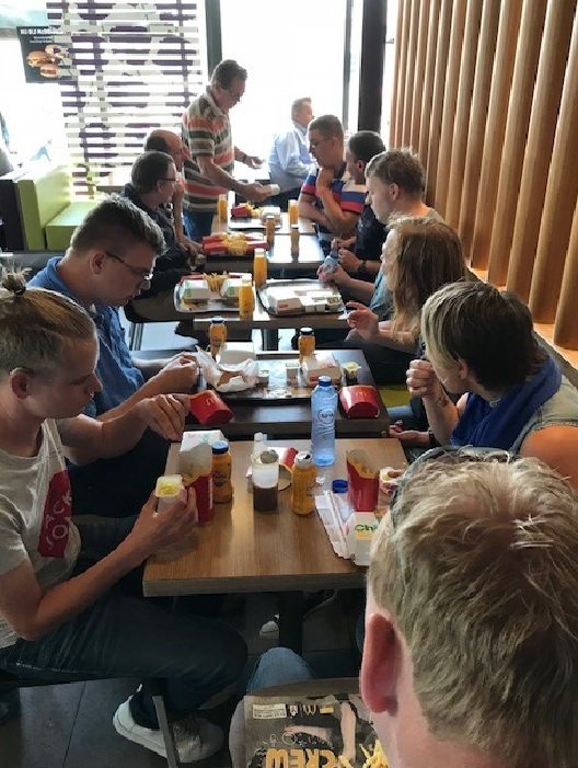 De cliënten en begeleiders van onze leer- en werkplek Inducent zijn vandaag naar <a href="/AmsterdamNL/">Gemeente Amsterdam</a> voor hun jaarlijkse uitje. Onderweg was er koffie op de @Afsluitdijk2020 en een lunch bij <a href="/McDonalds/">McDonald's</a>. #dagbesteding