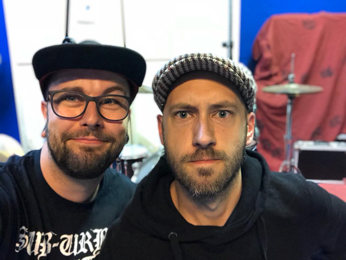 Die zwei Blödies wollen durchstarten und treffen sich heute im Love Rockets Controle Center für den(!) Masterplan