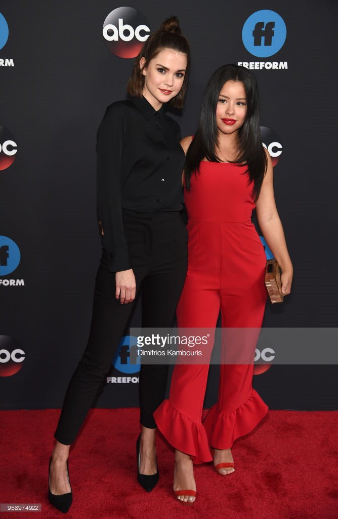 Fosters_FR's tweet photo. #PHOTOS 📸 | Maia et Cierra aux upfronts de Freeform hier #2 https://t.co/VctNKx8jMg