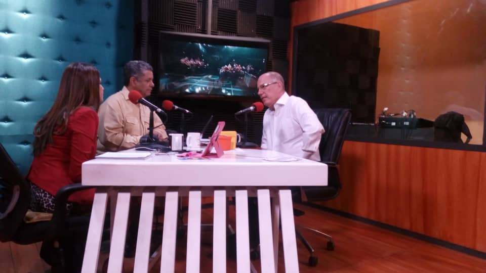 #EnVivo En el programa "Al Aire" por <a href="/VTVcanal8/">VTV CANAL 8</a> . Estamos informando sobre el despliegue logistíco de la Ruta "Por los Senderos de la Patria" por todo el territorio nacional cedulando a todos los ciudadanos venezolanos  #PorLaPazYProsperidadVota