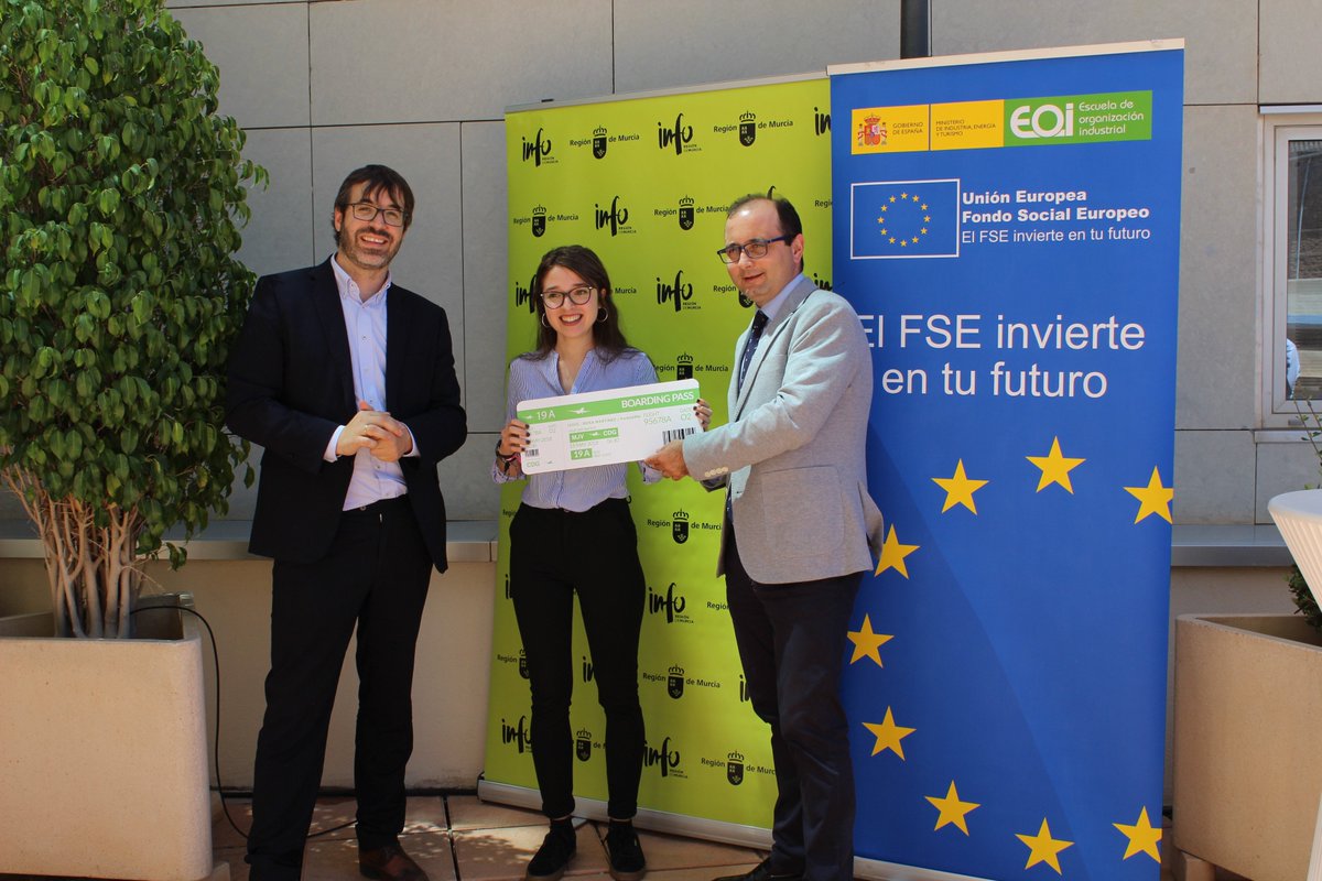 infoRMurcia's tweet photo. El Dir. del #INFO, @soyjoaquingomez junto al Dir. de la @eoi Mediterráneo @estrelaselimons han entregado un simbólico billete de avión a los 9 emprendedores de @regiondemurcia que realizarán estancias en centros de #innovación internacionales. https://t.co/AOjZMou1AS