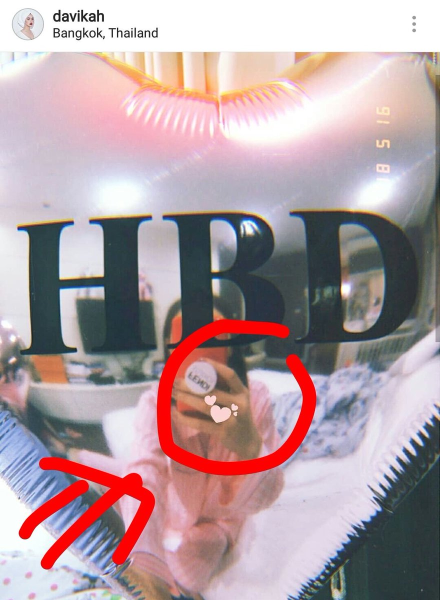 Team_MaiTer's tweet photo. #เต๋อใหม่ why she put sticker heart on her arm 😁 For me I think , It's a new ring that gave from who is very special for her birthday gift 😍 He is Ter 😄 How about you 😁 #funnythinking https://t.co/nwqsXyGEaz