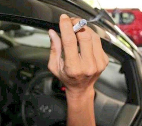 TMCPoldaMetro's tweet photo. Bagi Pengendara, hormati Pengguna jalan lain dengan tidak menghisap rokok sembari berkendara. 

Abu dan bara rokok dapat membahayakan penglihatan Pengendara lain ketika masuk ke mata. Iritasi pada mata membuat Pengendara lain menjadi kurang fokus dan dapat menyebabkan #kecelakaan https://t.co/gA4BolyzTE